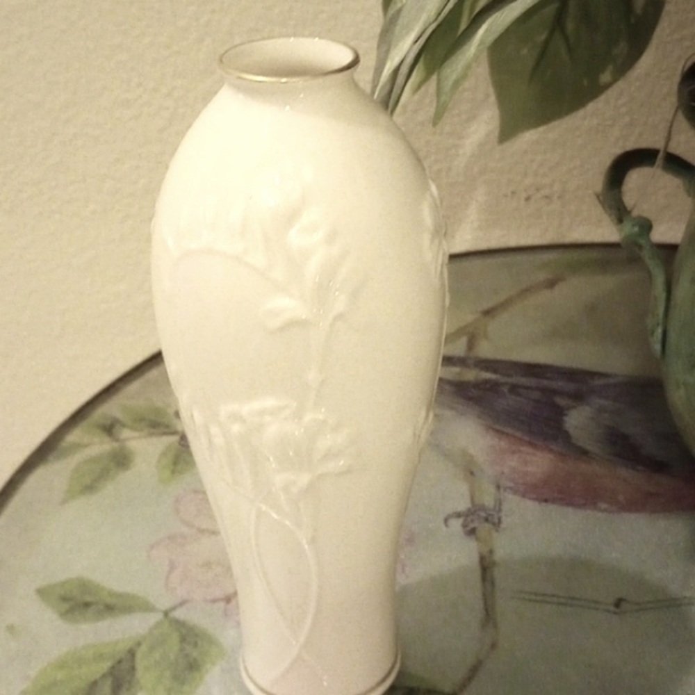 VINTAGE LENOX FLORAL BUD VASE WITH 24K GOLD TRIM